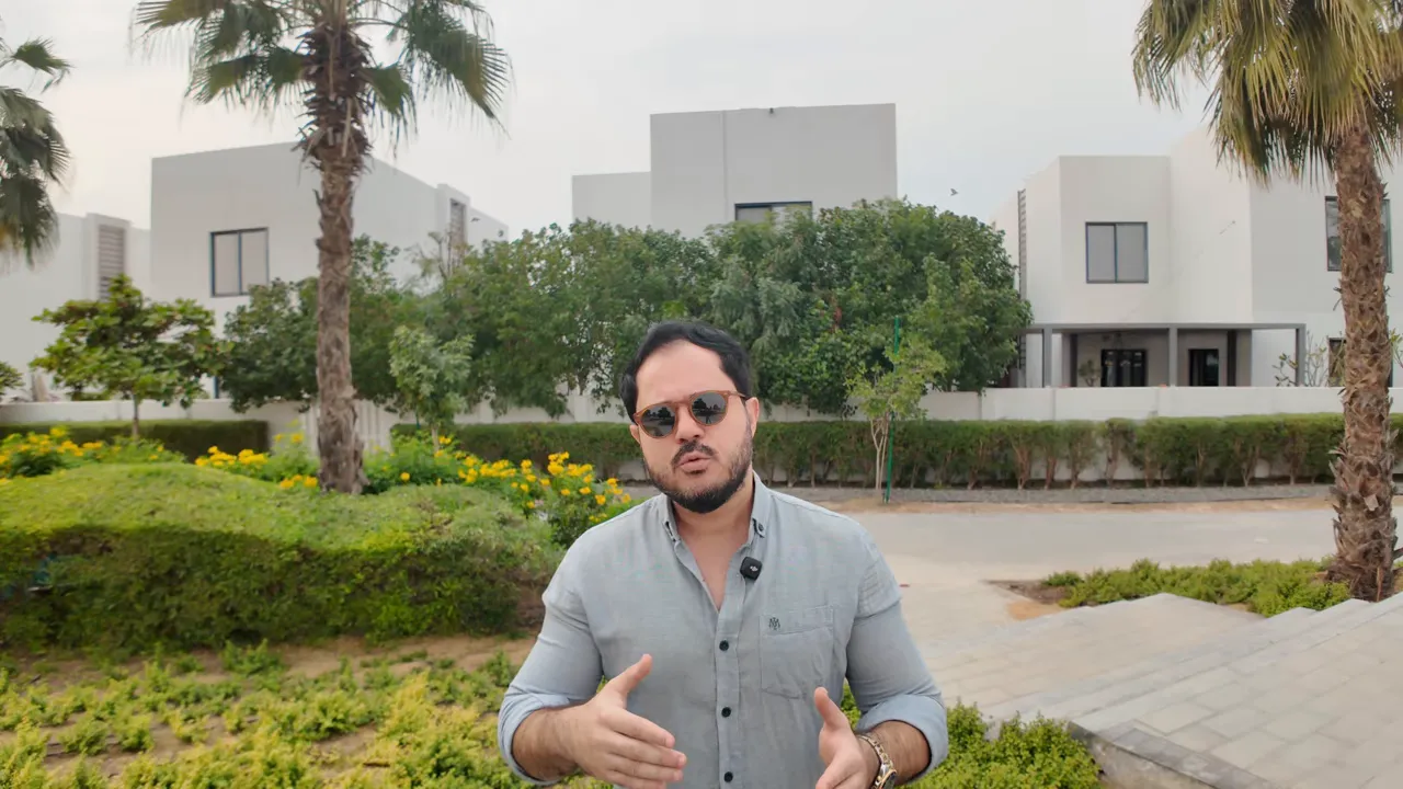 Dubai&rsquo;de banka hesabı a&ccedil;ılışı hakkında konuşan kişi, elinde a&ccedil;ıklama yaparken