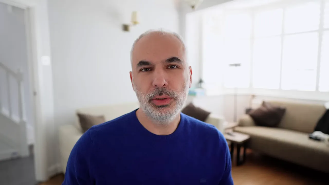 Sunucu enerji maliyetlerini anlatırken kameraya bakıyor