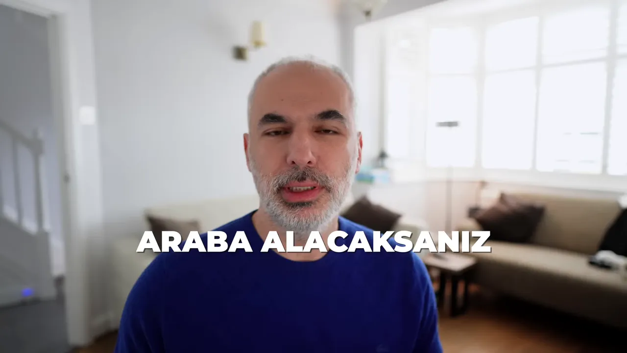 Sunucunun y&uuml;z&uuml; &ouml;nde, ekranda b&uuml;y&uuml;k beyaz yazı: 'ARABA ALACAKSANIZ' &mdash; araba maliyetleri hakkında bilgi vurgusu