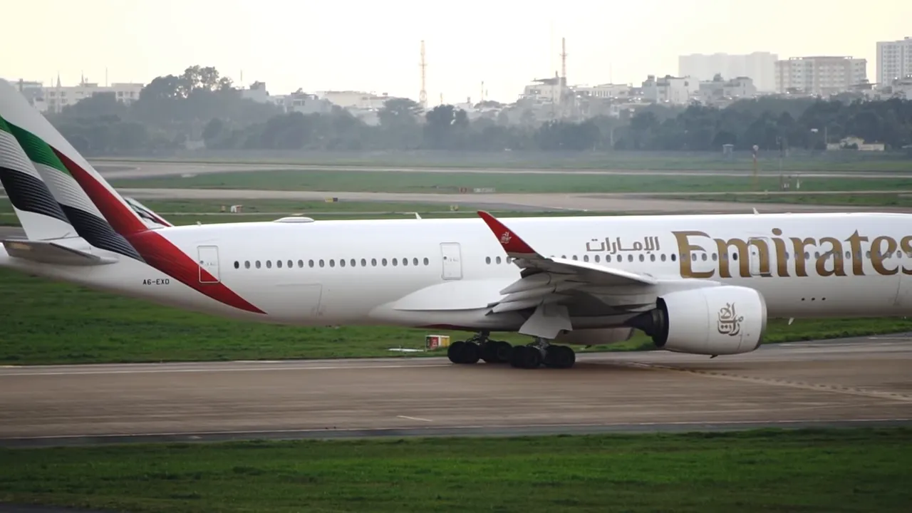 Dubai Uluslararası Havalimanı pistinde Emirates u&ccedil;ağı