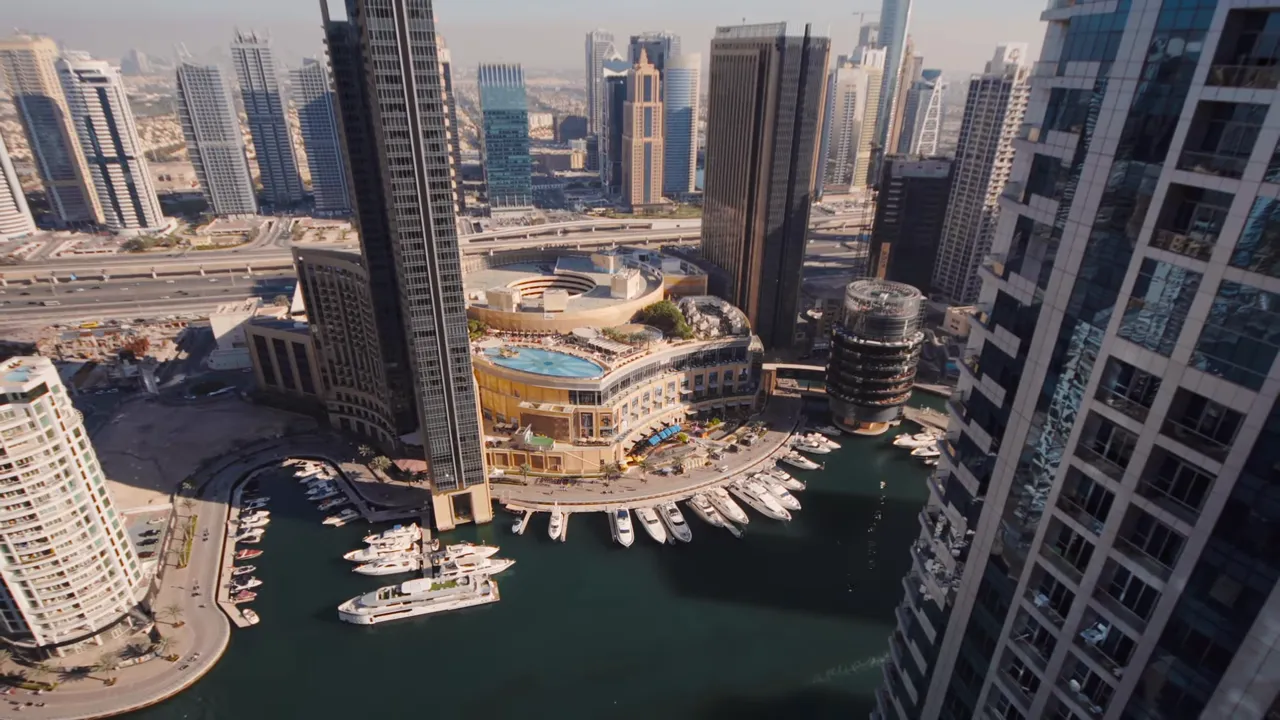 Dubai Marina panoraması: marina kanalı, yatlar ve &ccedil;evredeki g&ouml;kdelenler