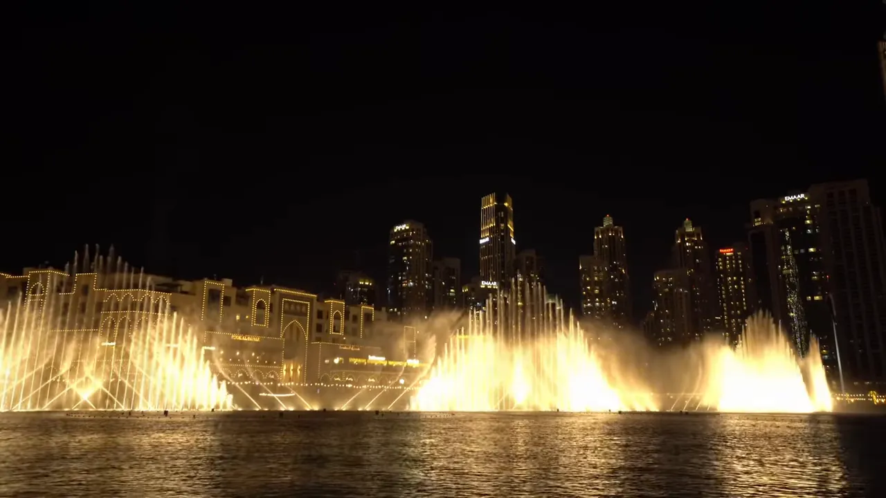 Dubai Fountain&rsquo;da yoğun su jeti ve ışıklandırmalar, şehir manzarası