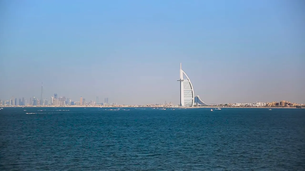 Dubai k&ouml;rfezinde Burj Al Arab oteli ve şehir silueti