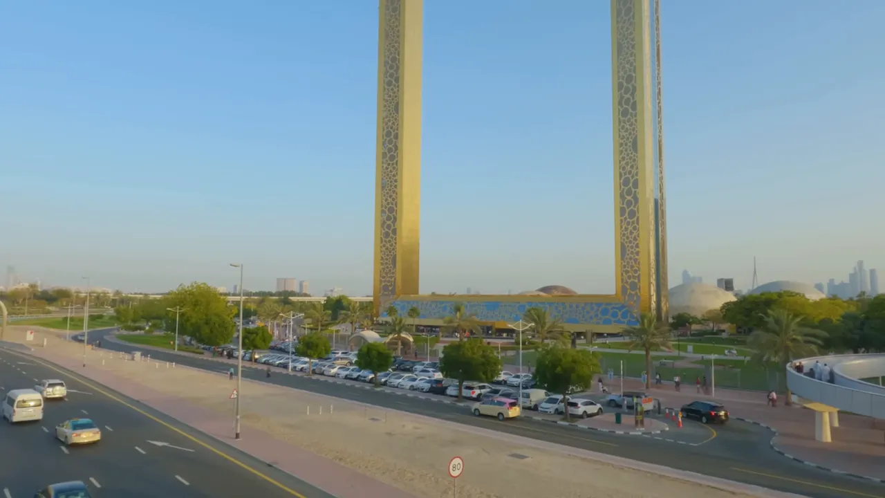 Dubai Frame &ccedil;evresinde yol, ara&ccedil;lar ve yeşil alanlar