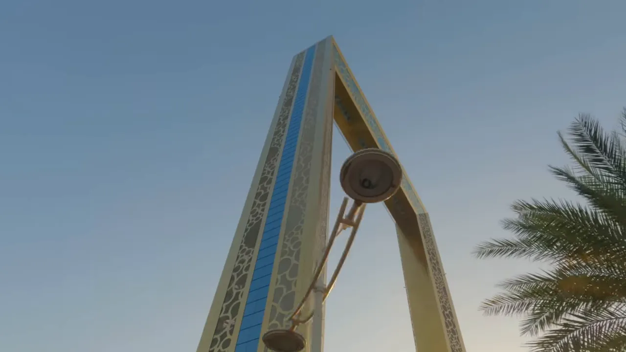 Dubai Frame &ccedil;er&ccedil;evesinde kubbe benzeri detay ve perspektif g&ouml;r&uuml;n&uuml;m