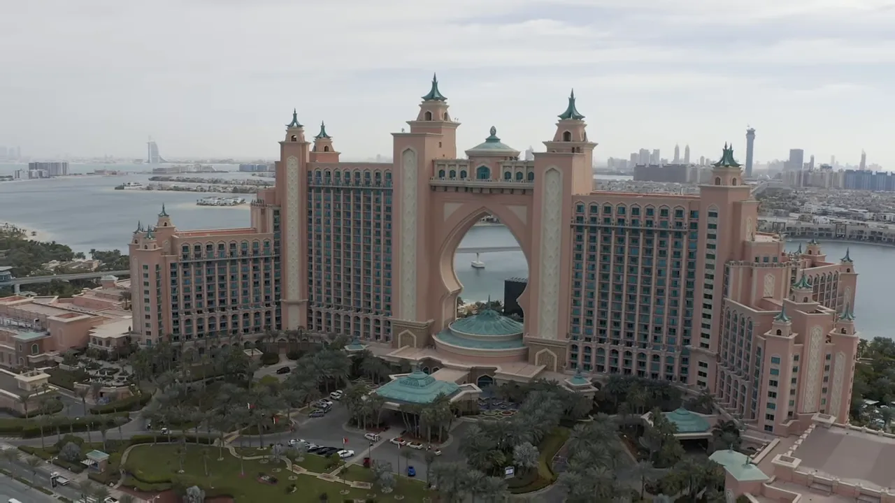 Atlantis The Palm otelinin &uuml;stten g&ouml;r&uuml;n&uuml;m&uuml;, Palm Jumeirah &ccedil;evresi ve deniz manzarası