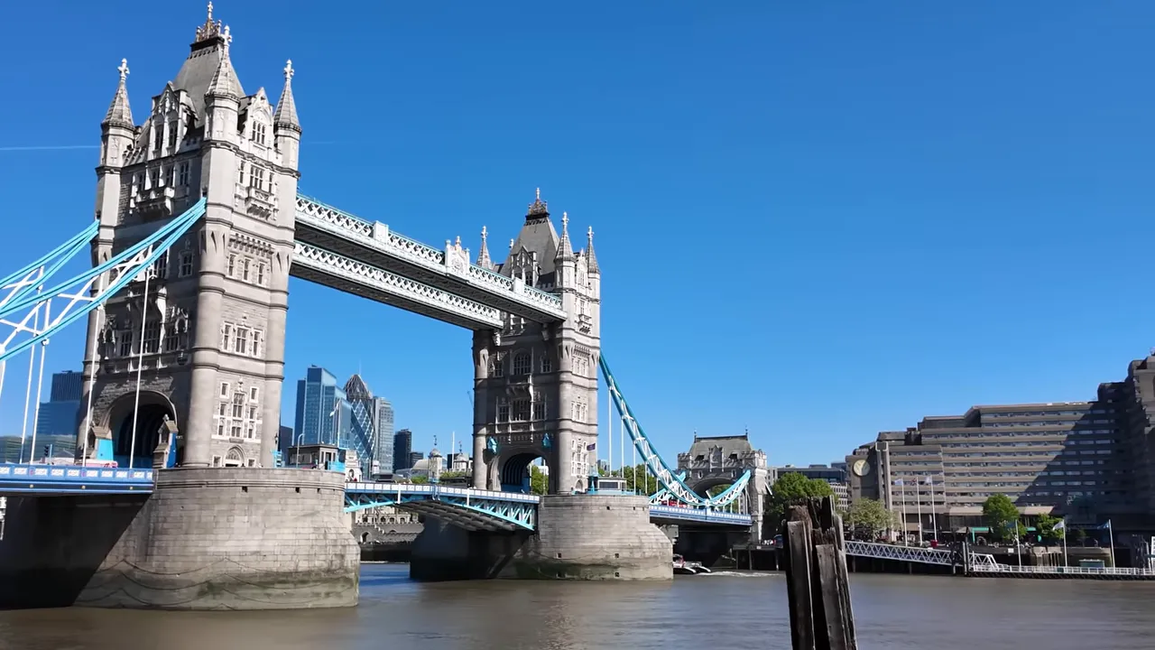 Tower Bridge ve Thames Nehri, a&ccedil;ık mavi g&ouml;ky&uuml;z&uuml;