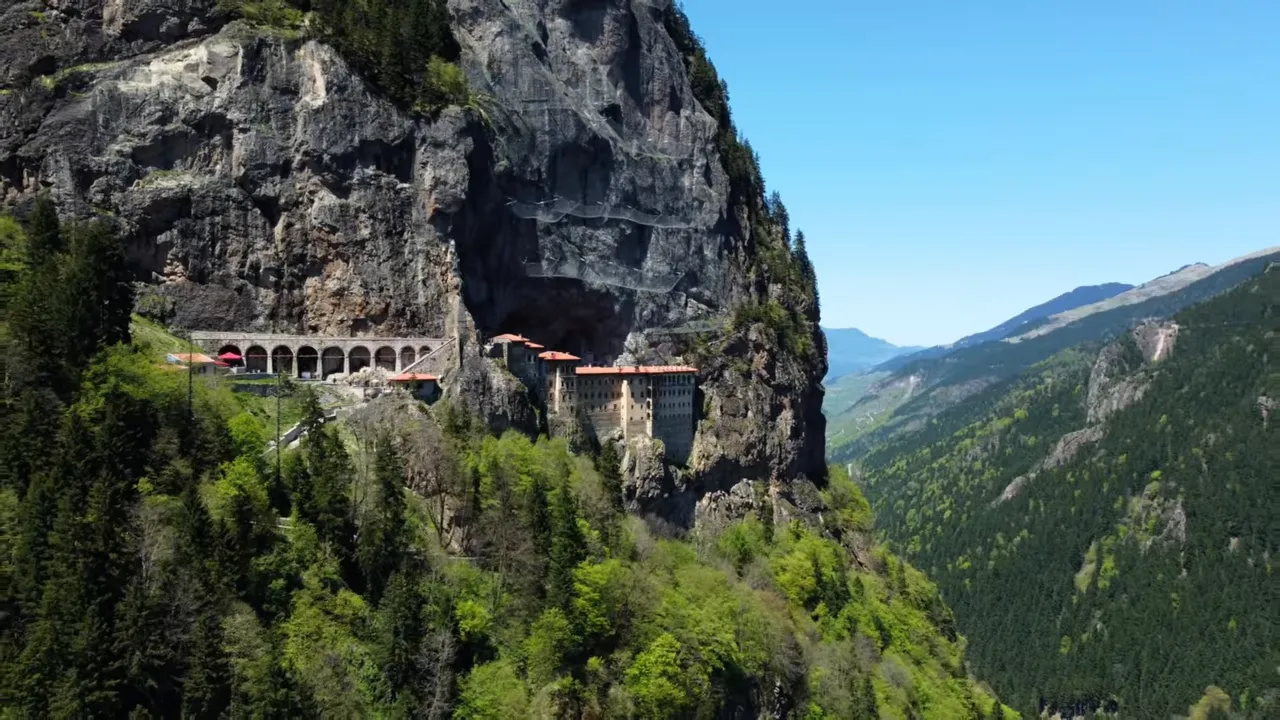 Sümela Manastırı Maçka kayalık üzerinde ikonik yapı