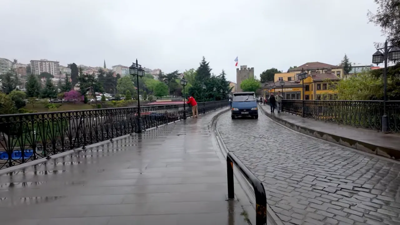 Trabzon'da köprü üzerindeki taşlı yol, yaya bölgesi ve geçen küçük bir araç