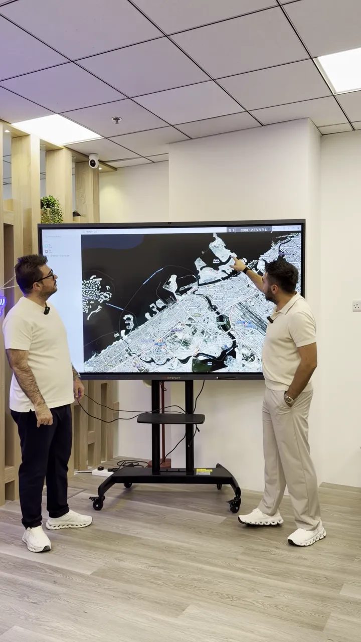 Ekranda Dubai Islands haritasını işaret eden sunucu, Hado etabının konumu net g&ouml;r&uuml;n&uuml;r