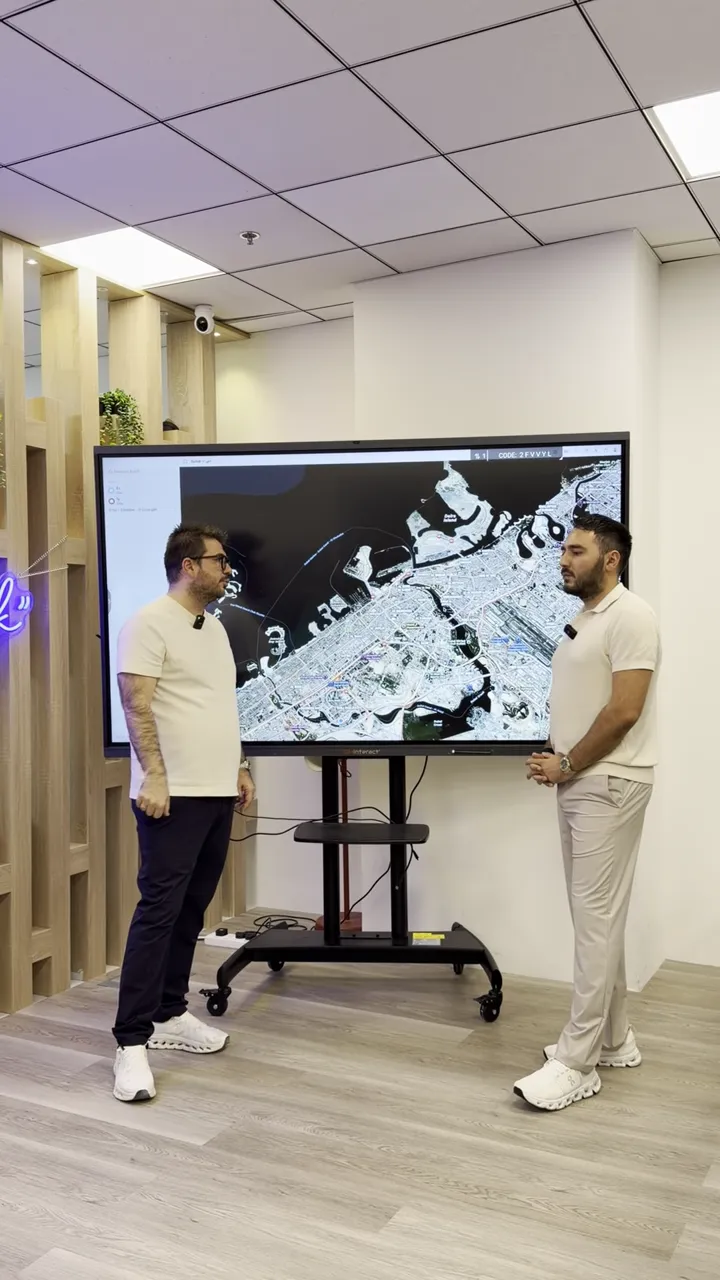 B&uuml;y&uuml;k ekranda Dubai Islands haritası, iki konuşmacı kenarda