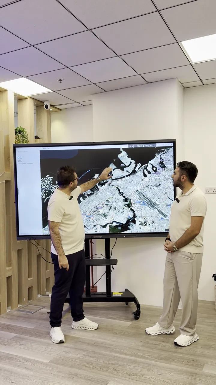 Ekranda Dubai Islands haritasındaki adaları işaret eden sunucu ve ekrandaki detaylar