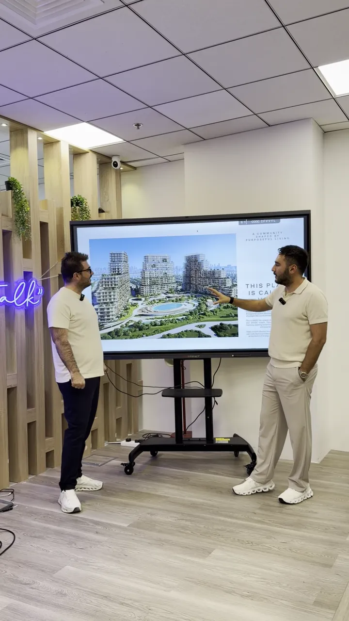 Ekranda Beyond Siora Hado etabı g&ouml;rseli ve ekrandaki b&ouml;lgeyi işaret eden sunucu, sunum anı