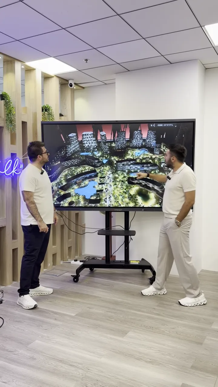 B&uuml;y&uuml;k ekranda Hado etabının master planı net şekilde g&ouml;steriliyor; sunucu işaret ediyor