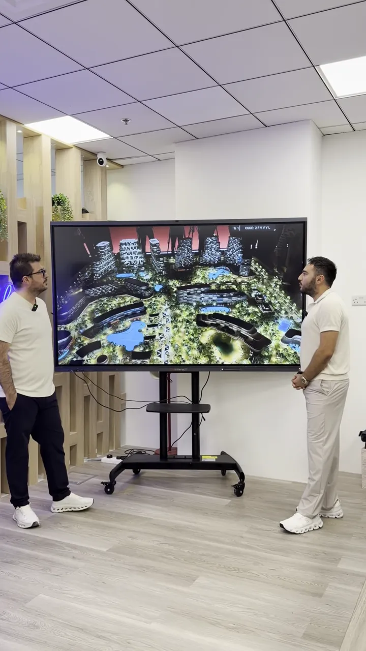 Ekranda Beyond Siora gece maketi net bir şekilde g&ouml;r&uuml;n&uuml;yor, iki sunucu maketi a&ccedil;ıklıyor