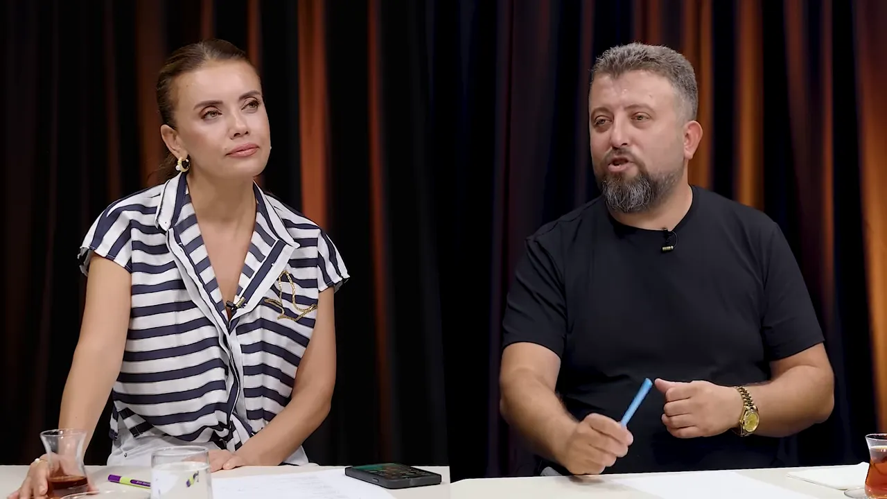 Masada oturan iki sunucunun Kepsut vakasını açıklarken çekilmiş dengeli ve net stüdyo fotoğrafı