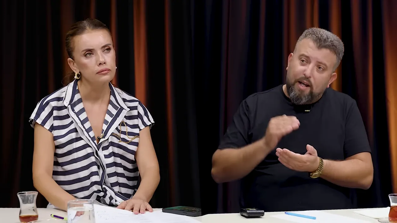 Stüdyo masasında konuşan iki kişi; sağdaki erkek elleriyle vurgu yaparak toprak yatırımı hakkında konuşuyor.