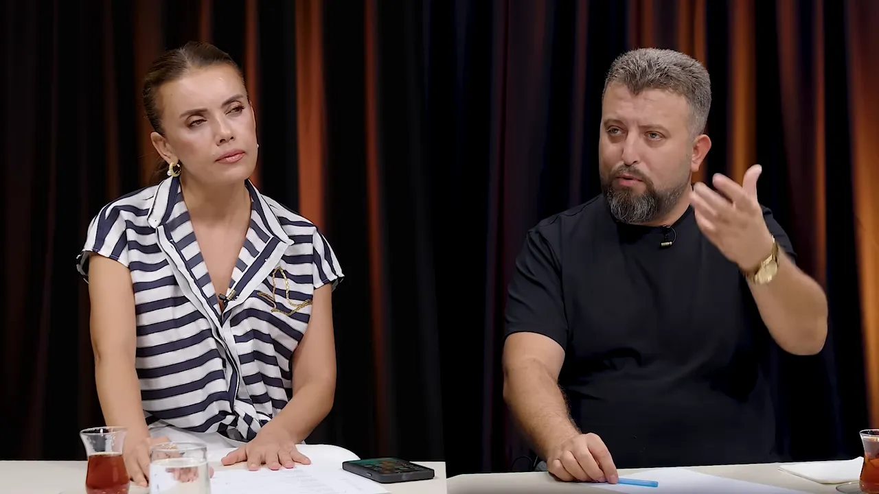 Stüdyo masasında iki konuşmacı; erkek konuşmacı el hareketiyle bir noktayı vurguluyor, sade arka fon.