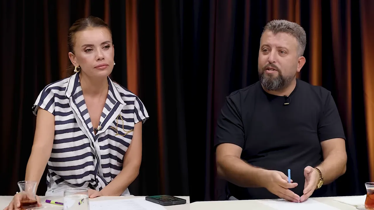 Stüdyo masasında iki konuşmacı; sağdaki erkek el hareketleriyle hızlı trenin etkisini açıklıyor, sol konuşmacı dinliyor