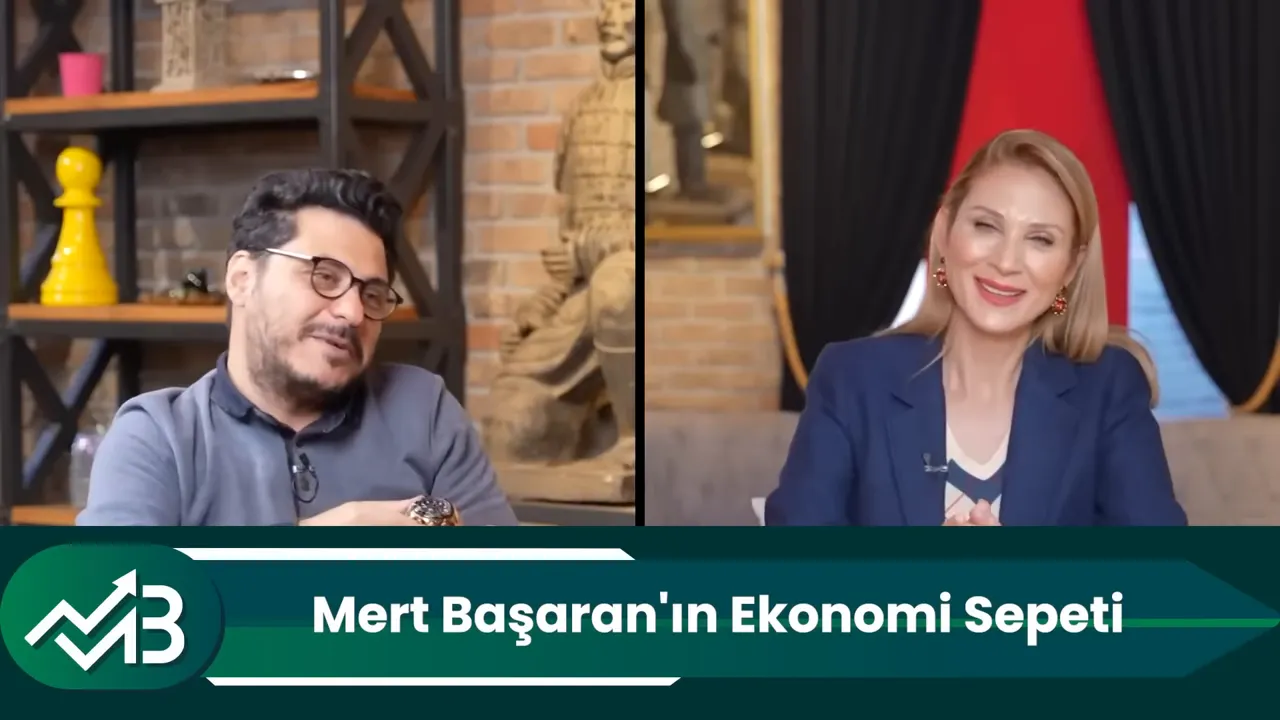 Bölünmüş ekranda iki konuşmacı gülüyor ve sohbet ediyor