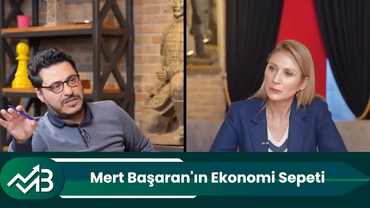 Sunucu elinde kalemle jest yapıyor, konuk dikkatle dinliyor.