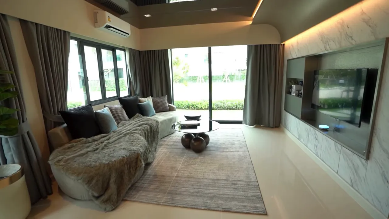 Modern oturma odası, gizli şerit aydınlatma, entegre TV nişi ve temiz malzeme ge&ccedil;işleri