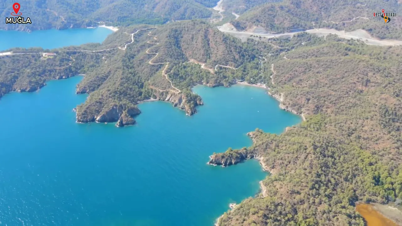 Göcek koylarının kuşbakışı, sakin turkuaz deniz ve girintili koylar