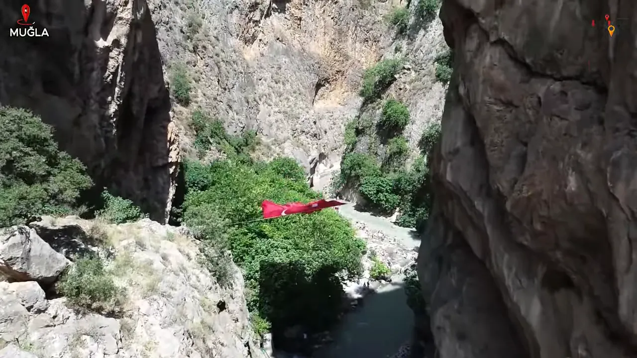 Saklıkent Kanyonu dar kaya duvarları, nehir ve kanyonun iç manzarası