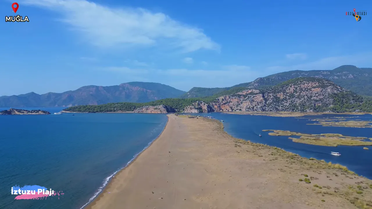 İztuzu Plajı uzun kum kıstağı, sol tarafta turkuaz deniz, sağ tarafta Dalyan lagünü