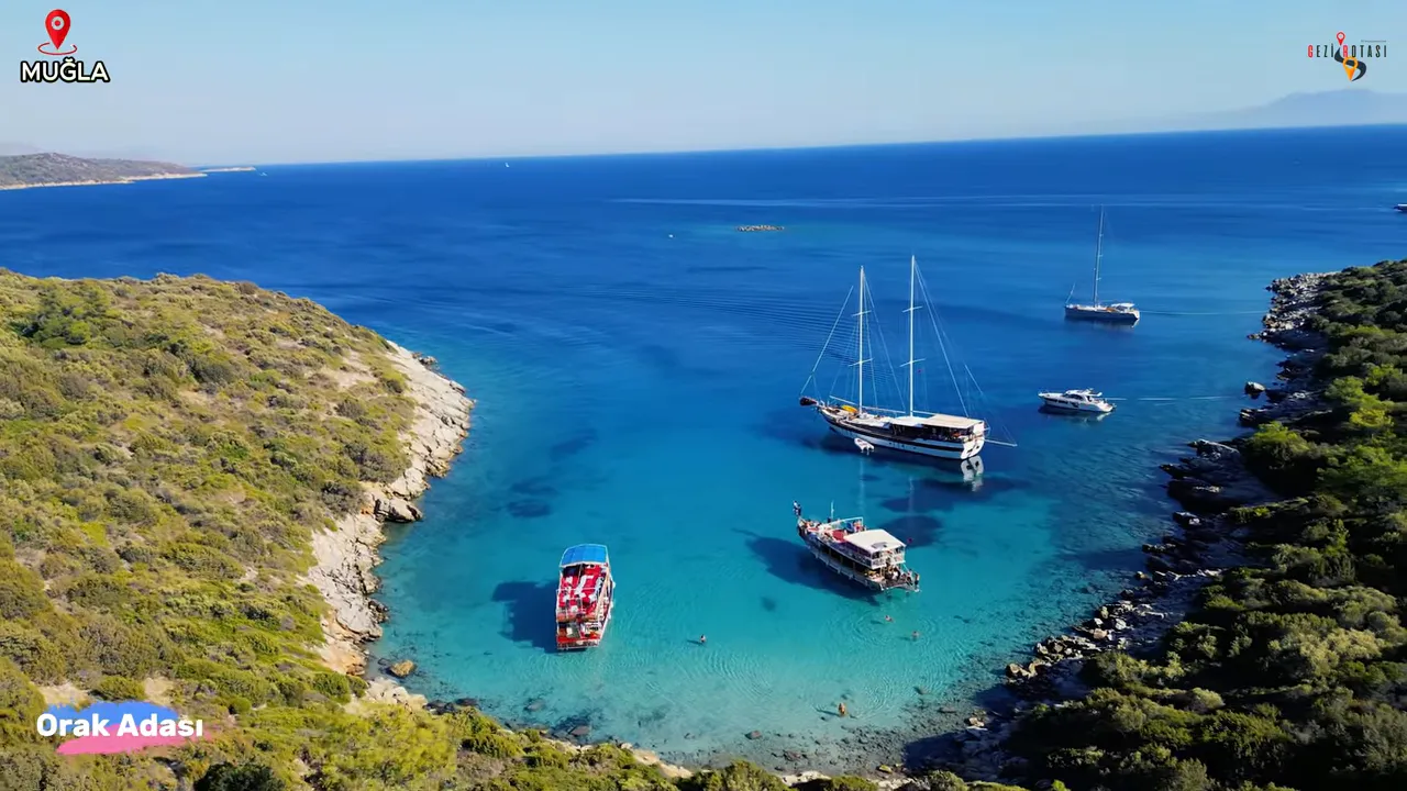 Orak Adası kuşbakışı; hilal şeklindeki koy, demirlemiş tekneler ve turkuaz deniz