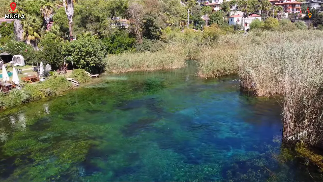 Azmak Nehri kıyısında su kenarı restoranlar, merdivenler ve turkuaz su