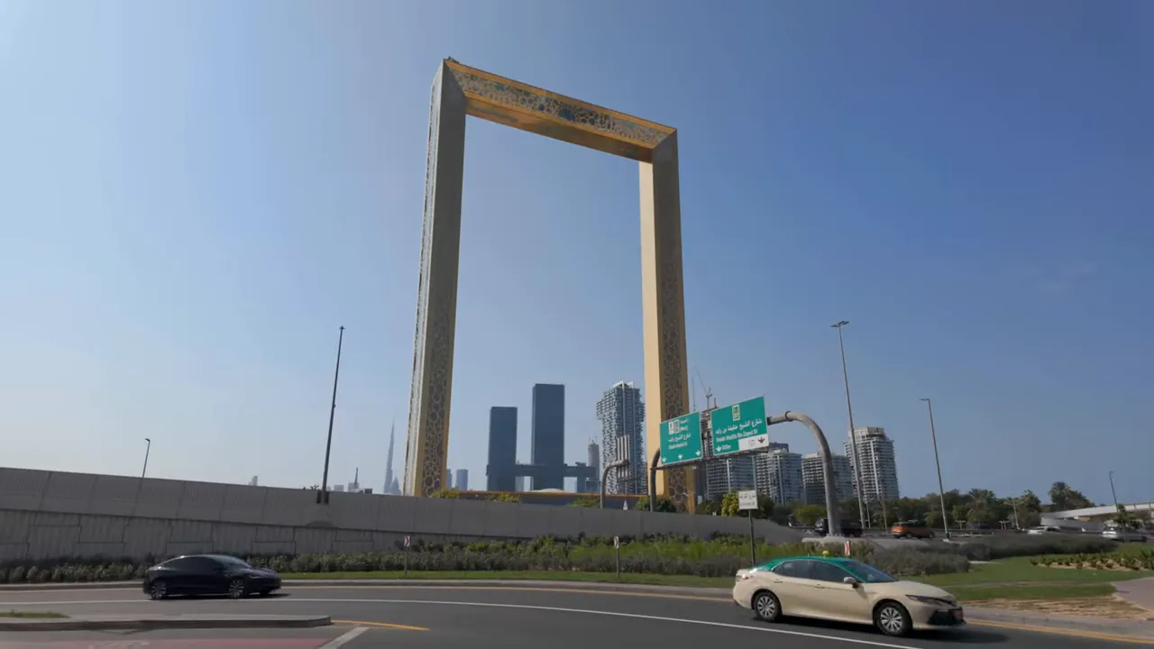 Dubai Frame geniş a&ccedil;ı şehir ve Burj Khalifa arka planı