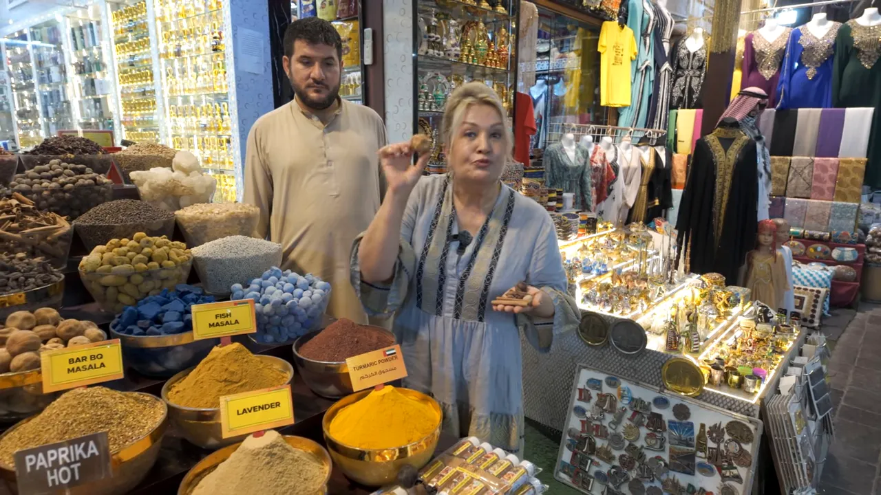 Lavanta, zerde&ccedil;al ve fish masala etiketleriyle dolu renkli baharat kupaları ve tezg&acirc;hın tamamı