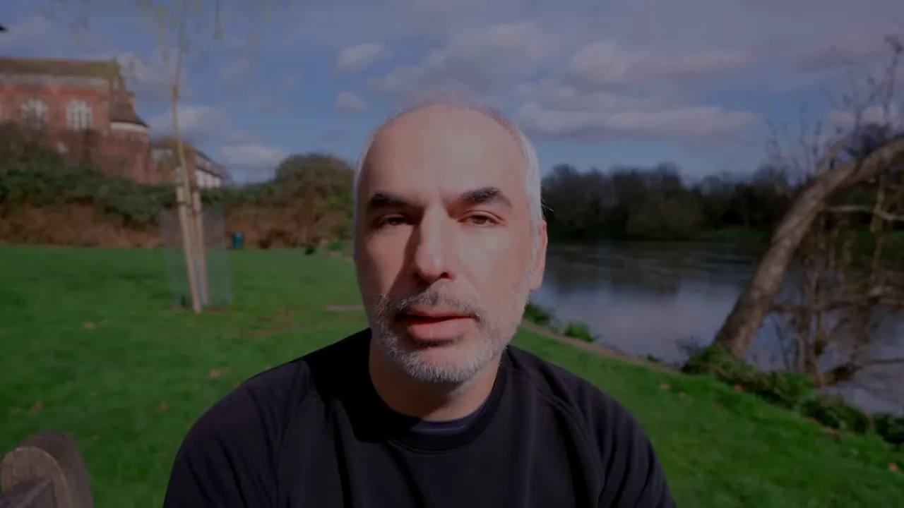 İngiltere&rsquo;de hesaplı t&uuml;ketim ve ikinci el k&uuml;lt&uuml;r&uuml; &uuml;zerine konuşan kişi