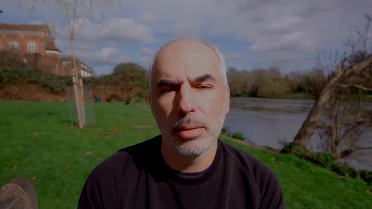 Kameraya d&ouml;n&uuml;k konuşan kişi, İngilizlerin m&uuml;tevazı mizahı ekran g&ouml;r&uuml;nt&uuml;s&uuml;