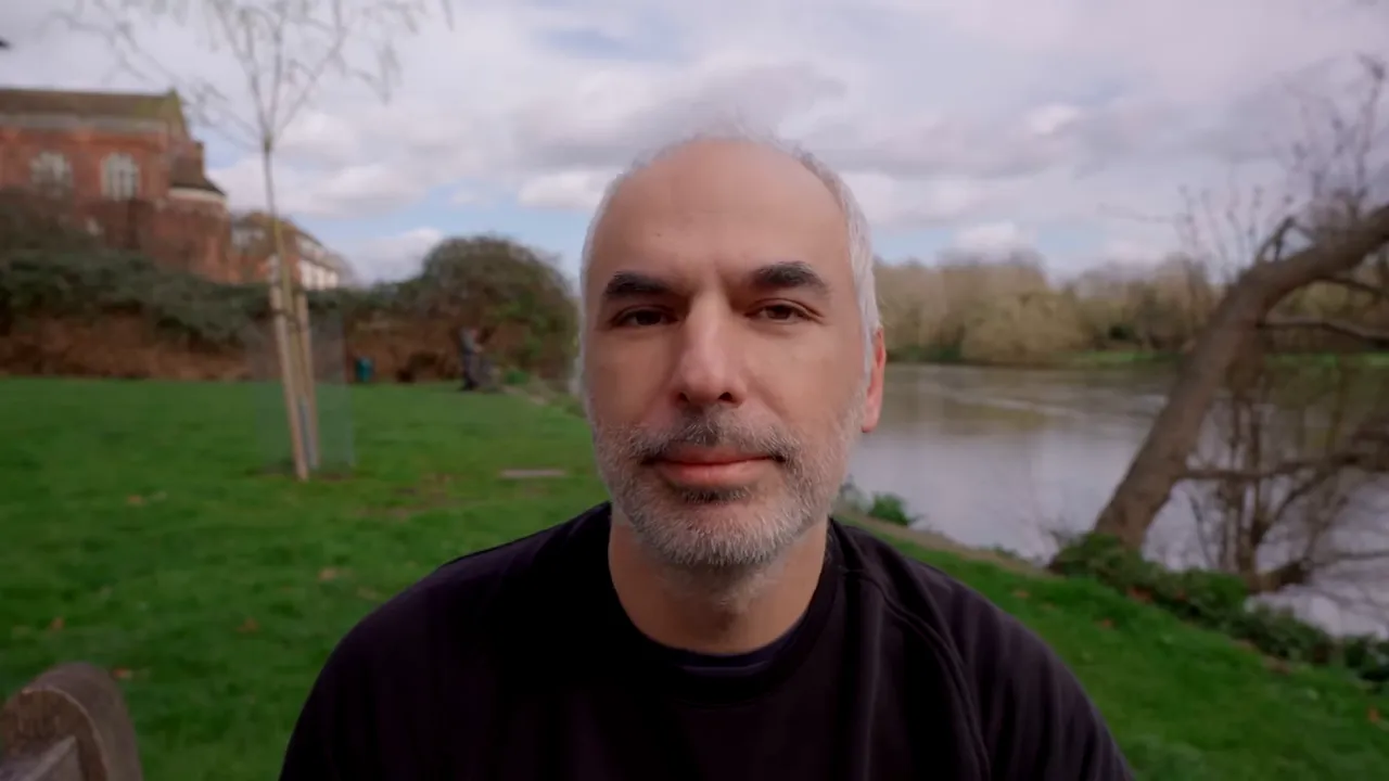 Bah&ccedil;ede bir nehir kenarında konuşan kişi&mdash;İngilizlerin dolaylı anlatımına &ouml;rnek