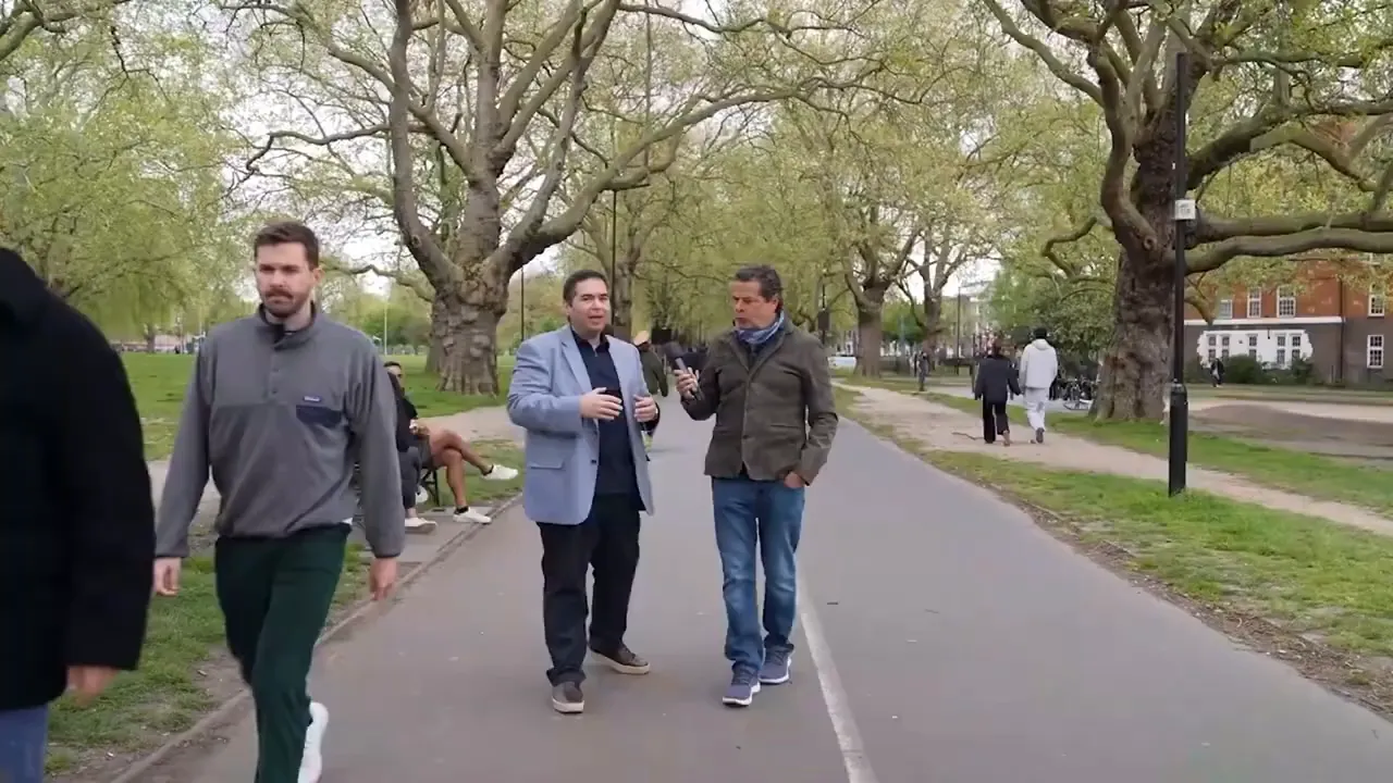 Parkta y&uuml;r&uuml;yen iki sunucu zonları tartışırken