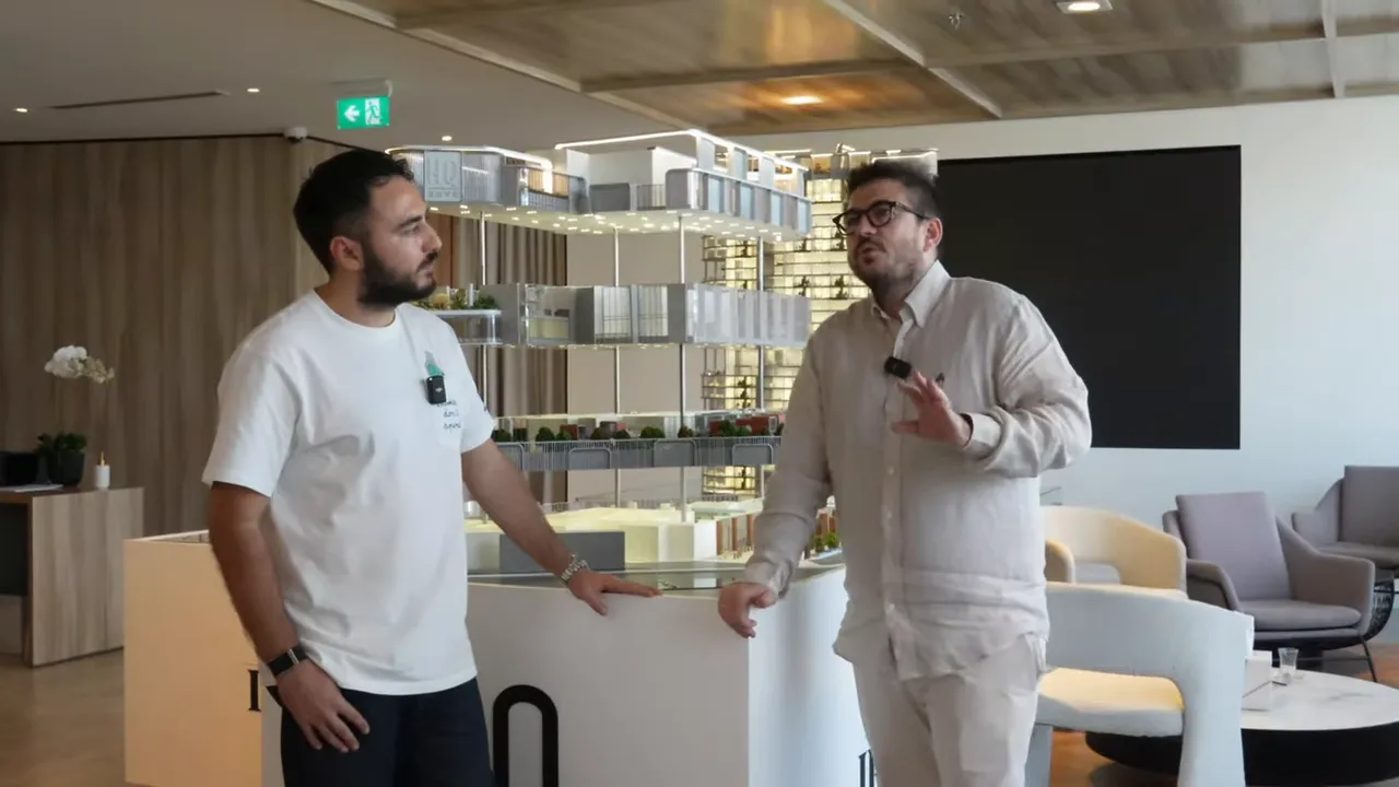 Konuşmacılar proje maketi &ouml;n&uuml;nde; maketin ve ofis i&ccedil; mekanının net g&ouml;r&uuml;n&uuml;m&uuml;.