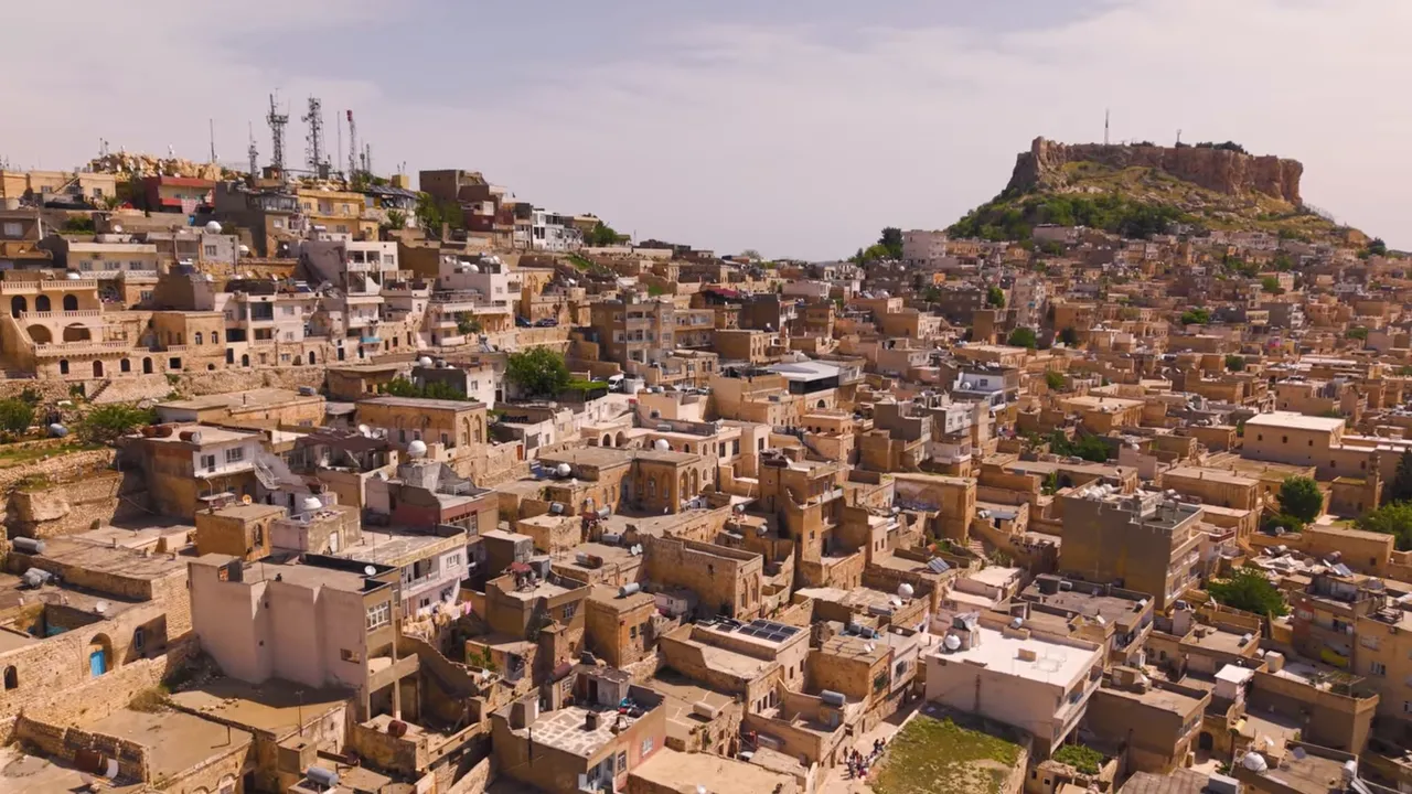 Eski Mardin taş evler teraslar dar sokaklar