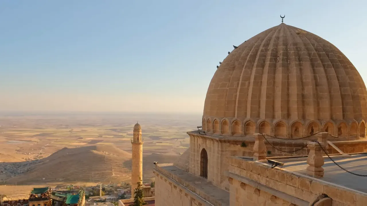 Mardin kubbesi ve minaresiyle Mezopotamya ovası manzarası, teras görünümü