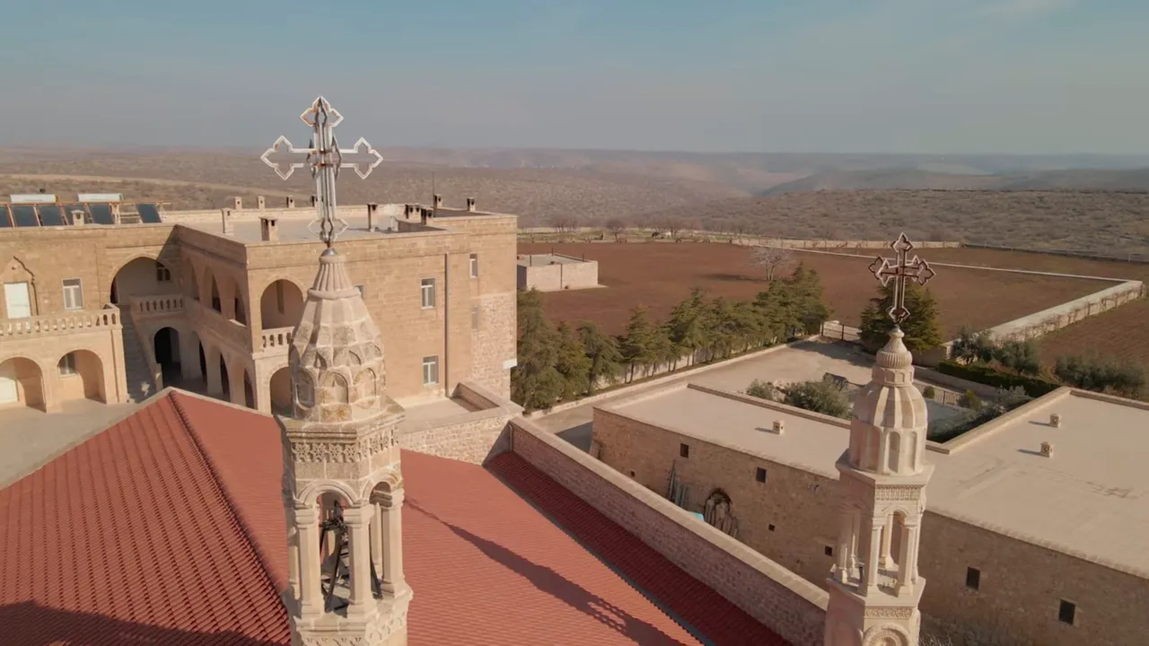 Manastırın haçlı kubbeleri ve ovaya bakan geniş panorama