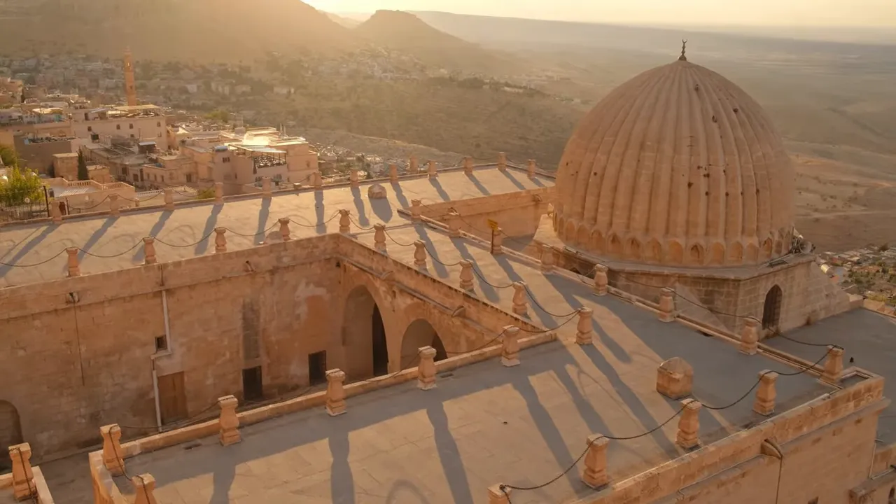 Mardin silueti ve ova manzarası günbatımında