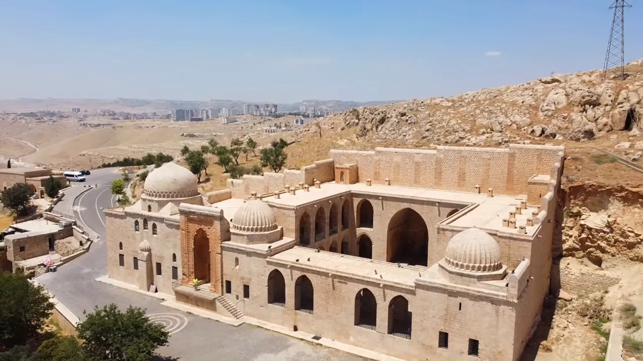Mardin'de ovaya bakan geniş teras ve medrese manzarası