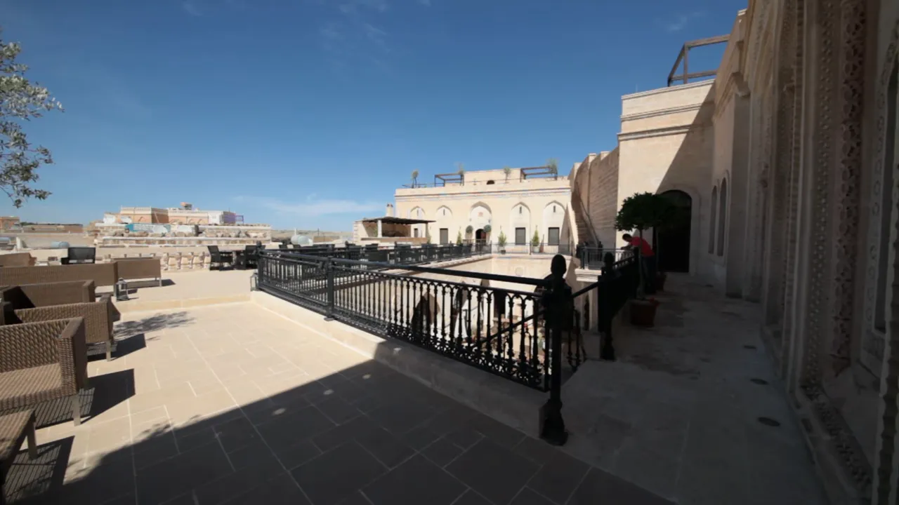 Mardin teras ve ova manzarasi, terasa bakan panorama