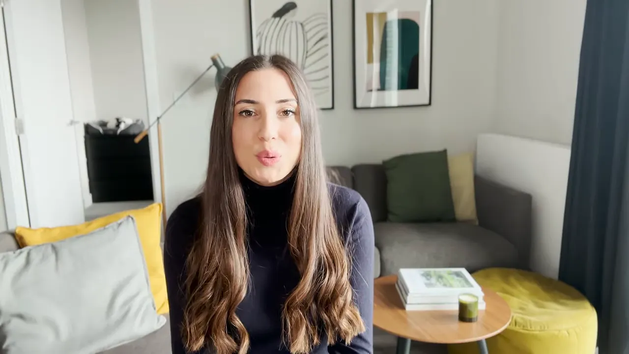 Kamera karşısında oturan sunucu, Londra &uuml;niversitelerinin maliyeti ve bursları hakkında konuşuyor.