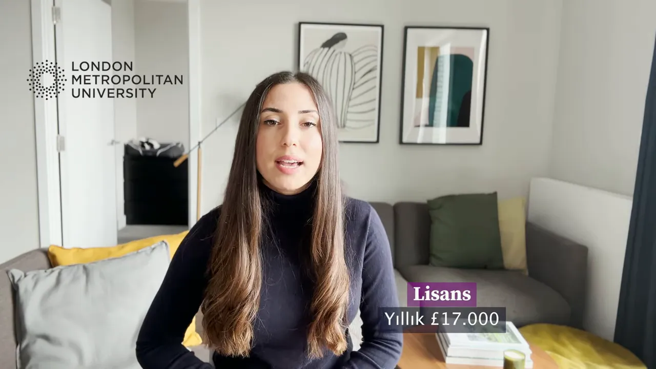 Konuşmacı &ouml;n&uuml;nde ekran &uuml;st&uuml; yazı: 'Lisans Yıllık &pound;17.000'.