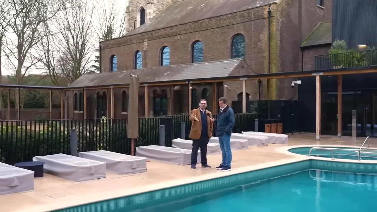 A&ccedil;ık y&uuml;zme havuzu ve havuz kenarında dinlenme alanı