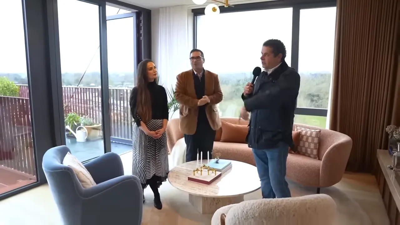 Geniş pencereli oturma odası, balkon ve modern mobilya d&uuml;zeni