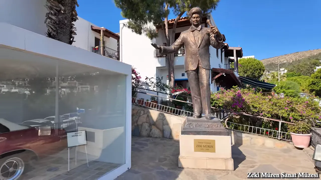 Sanat galerisi önündeki bronz heykel ve camlı otomobil sergisi