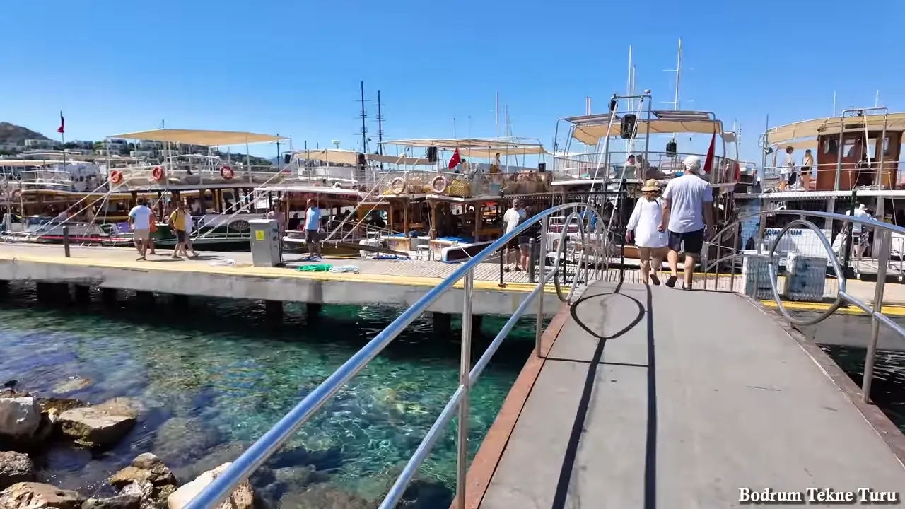 Guletlerin bağlı olduğu iskele, köprü ve berrak turkuaz deniz